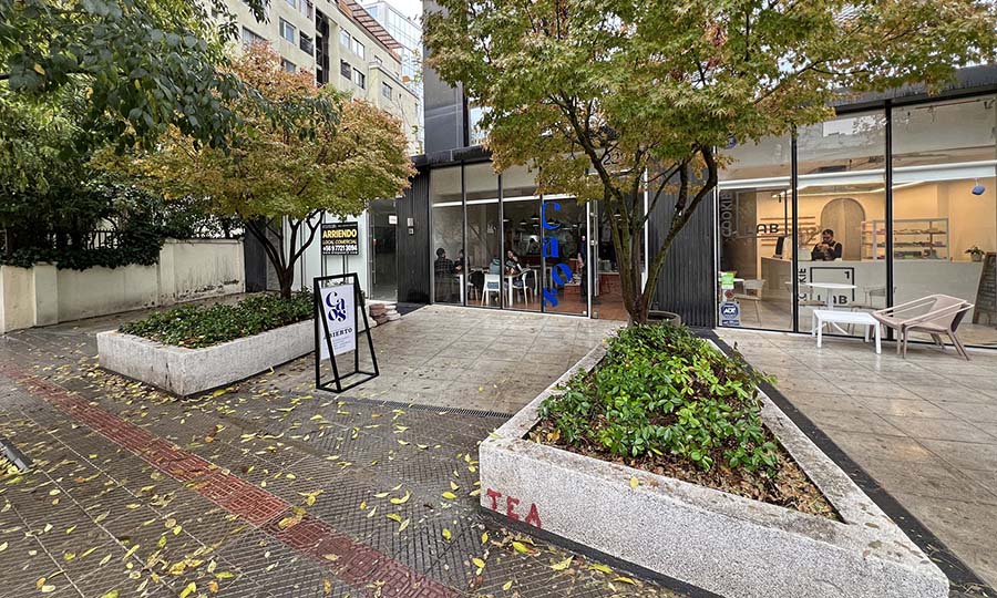 Fachada y terraza de Caos Comedor de autor 