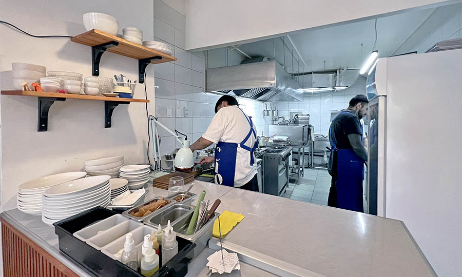 La cocina a la vista de Caos Comedor de autor 