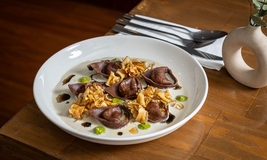 Poderosos Tortelloni de cacao con hongos en salsa de topinambur