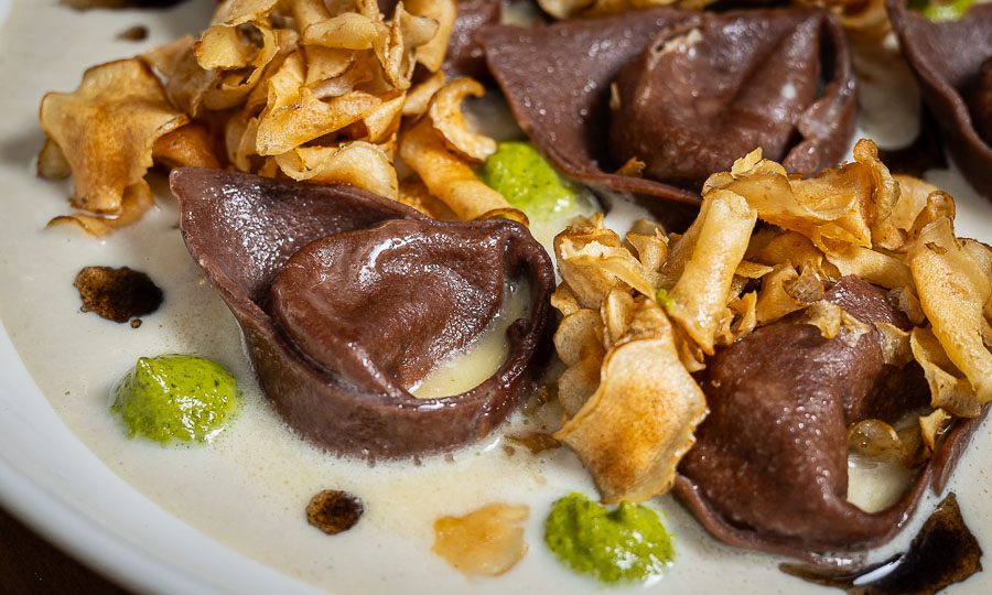 Poderosos Tortelloni de cacao con hongos en salsa de topinambur