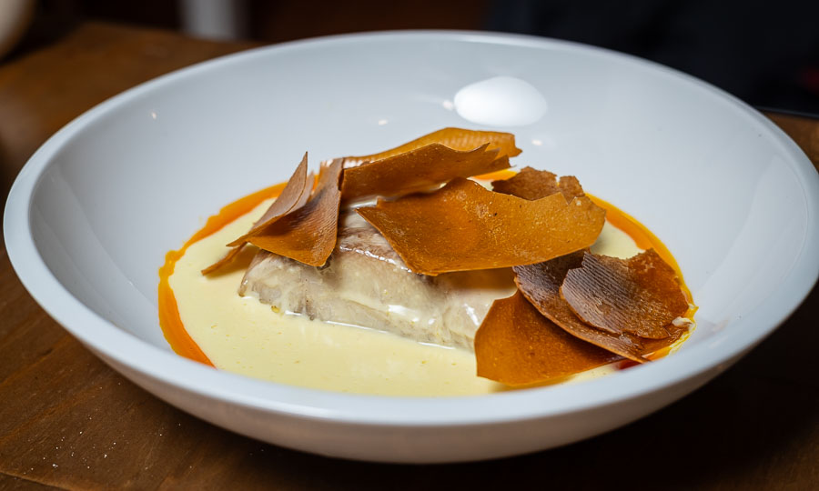 Corvina confitada con guiso de hongos y porotos - Caos Comedor y Caf
