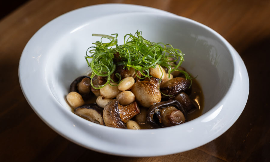 Corvina confitada con guiso de hongos y porotos - Caos Comedor y Caf