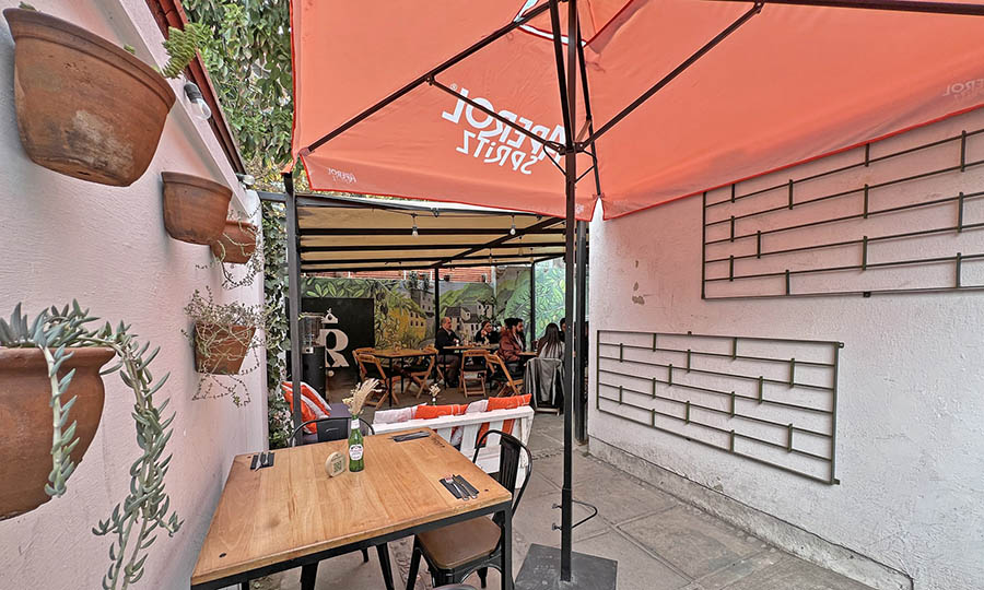 El patio interior con vista a la cocina de Raffaella Pizza