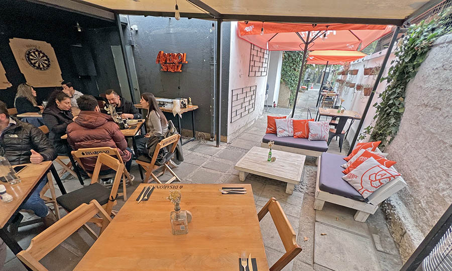 El patio interior con vista a la cocina de Raffaella Pizza