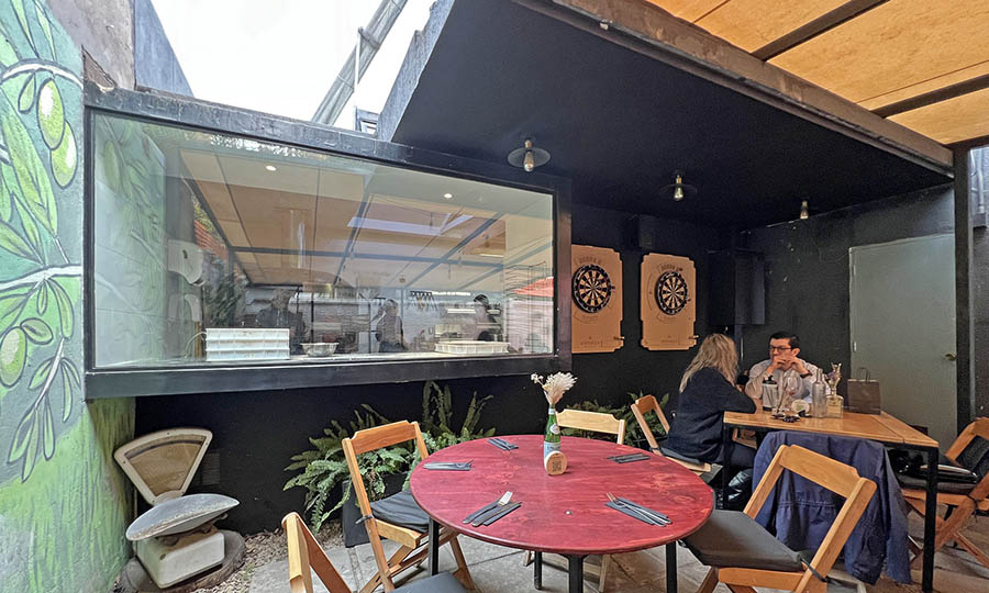 El patio interior con vista a la cocina de Raffaella Pizza
