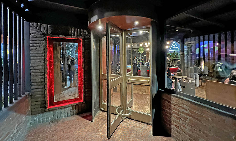 La entrada directa y puerta giratoria de El Sindicato