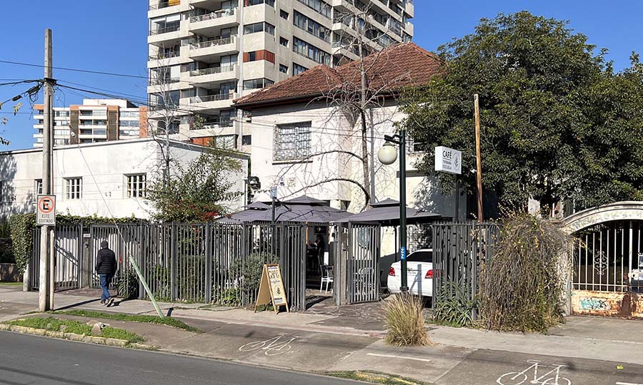 Fachada de Bourbon Coffee frente al Campus Oriente PUC
