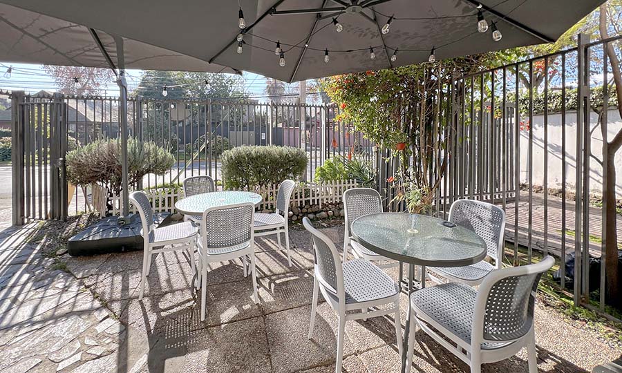 Terraza frontal del caf de especialidad Bourbon Coffee