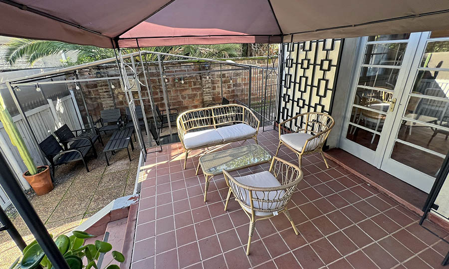 La terraza en el patio interior de Bourbon Coffee