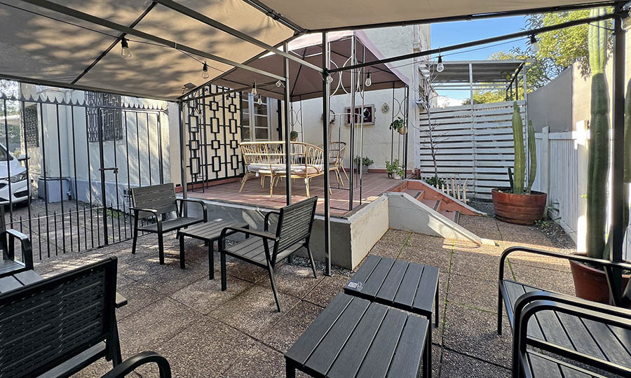La terraza en el patio interior de Bourbon Coffee