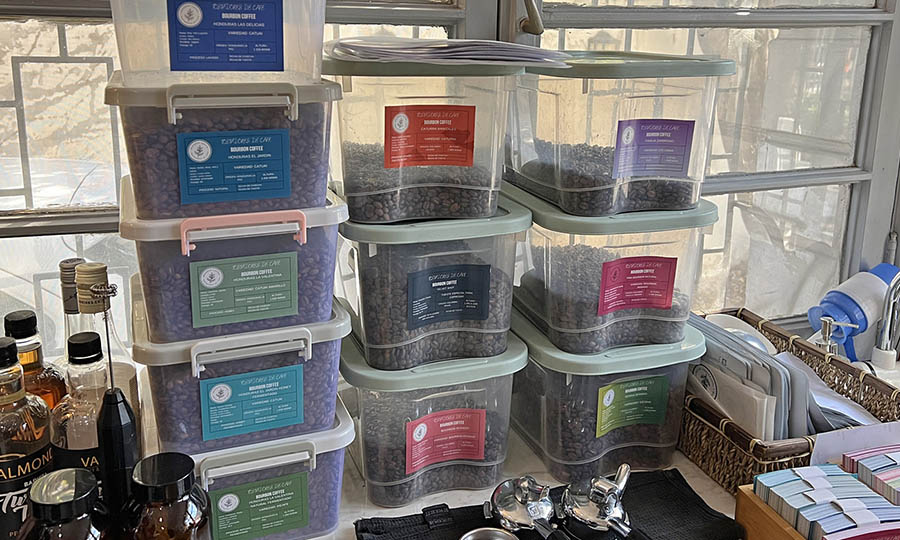 Los distintos caf de especialidad disponible en La terraza en el patio interior de Bourbon Coffee - Bourbon Coffee