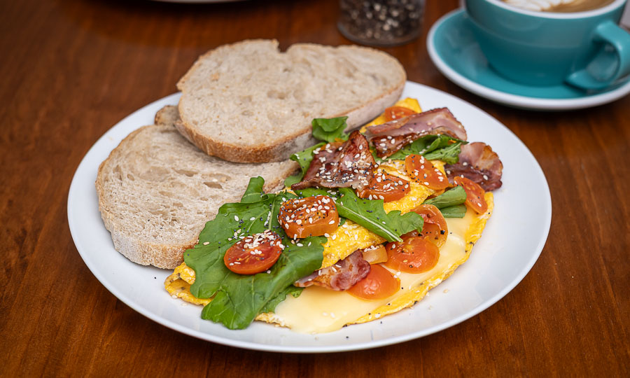 Tostadas y gran omelette con tocino