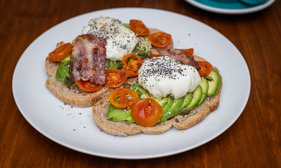 Brunch de Tostadas con palta, huevo y semillas
