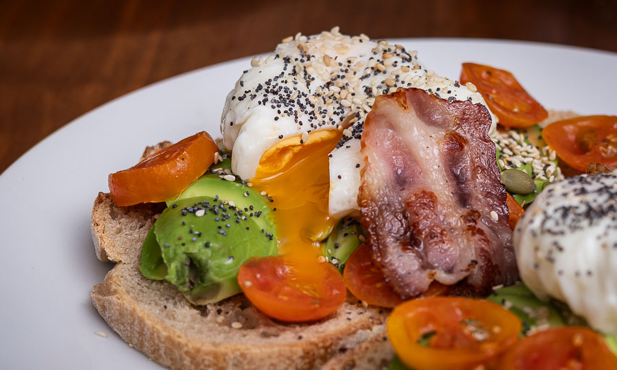 Brunch de Tostadas con palta, huevo y semillas - Bourbon Coffee