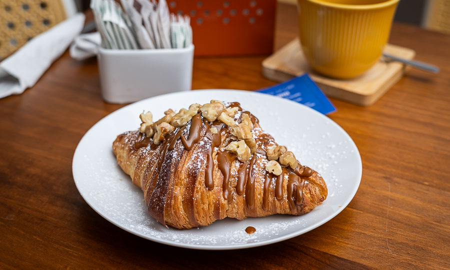 Croissant relleno con manjar y con nueces