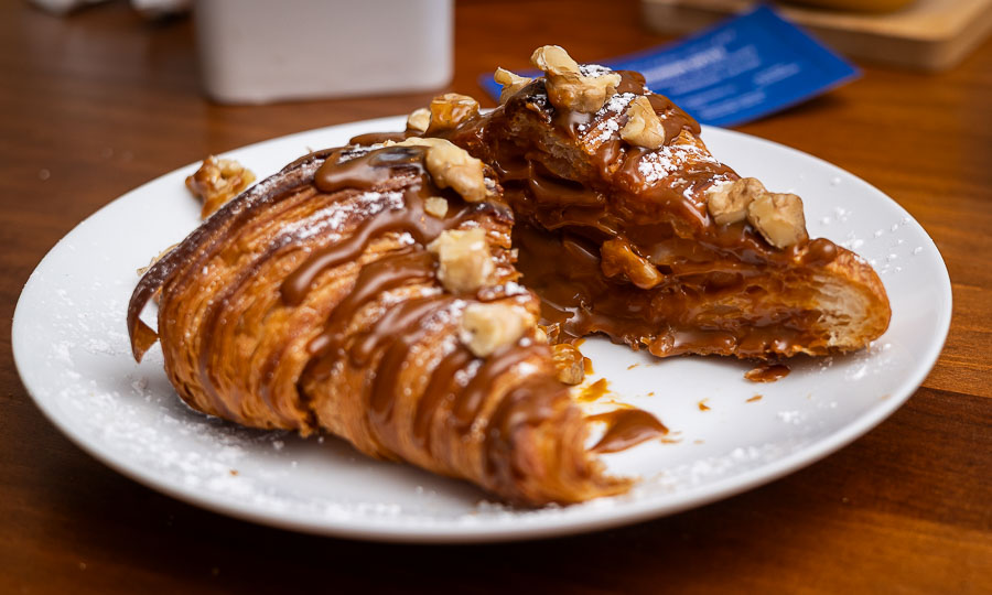 Croissant relleno con manjar y con nueces
