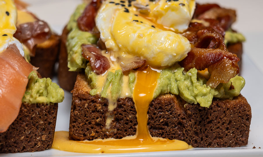 Maravillosos Huevos benedictinos en tostadas de brioche