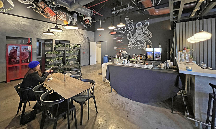 Mesas contigua a Musu y el bar