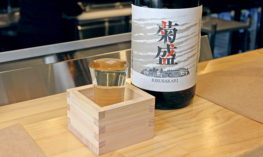 Sake Masu Kikusakary (en caja cuadrada de madera)
