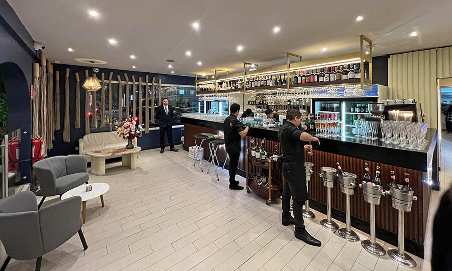 El bar y hall de distribucin