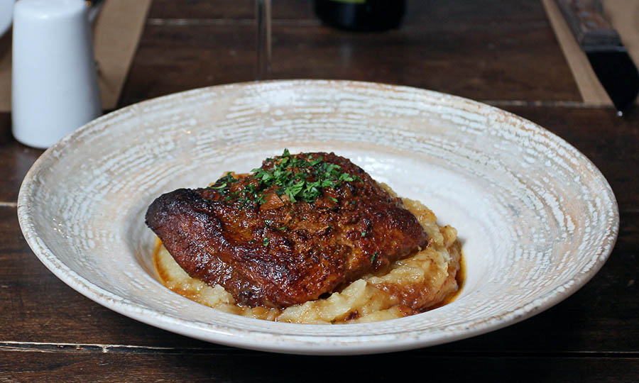 Glorioso costillar picante y pur con cebolla estofada