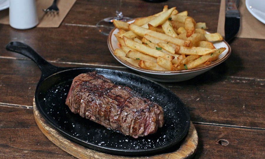 Lomo liso a punto con papas fritas provenzal