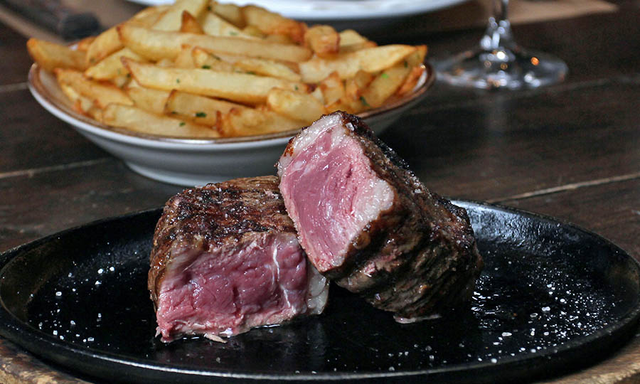 Lomo liso a punto con papas fritas provenzal