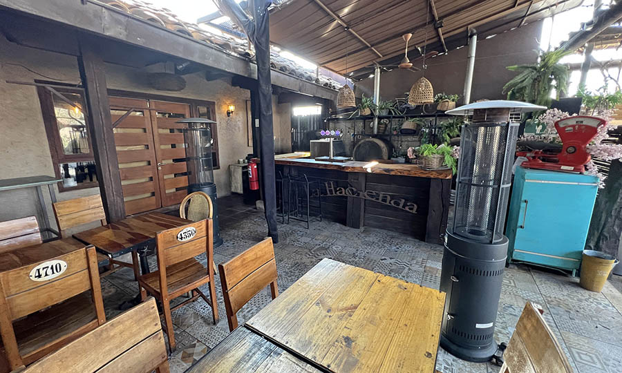La gran terraza y zona de eventos de La Hacienda