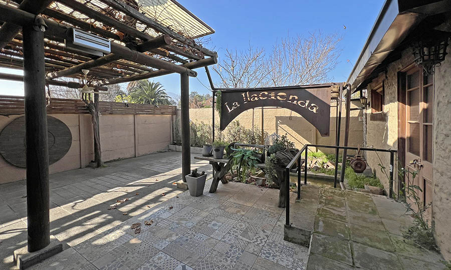 La gran terraza y zona de eventos de La Hacienda