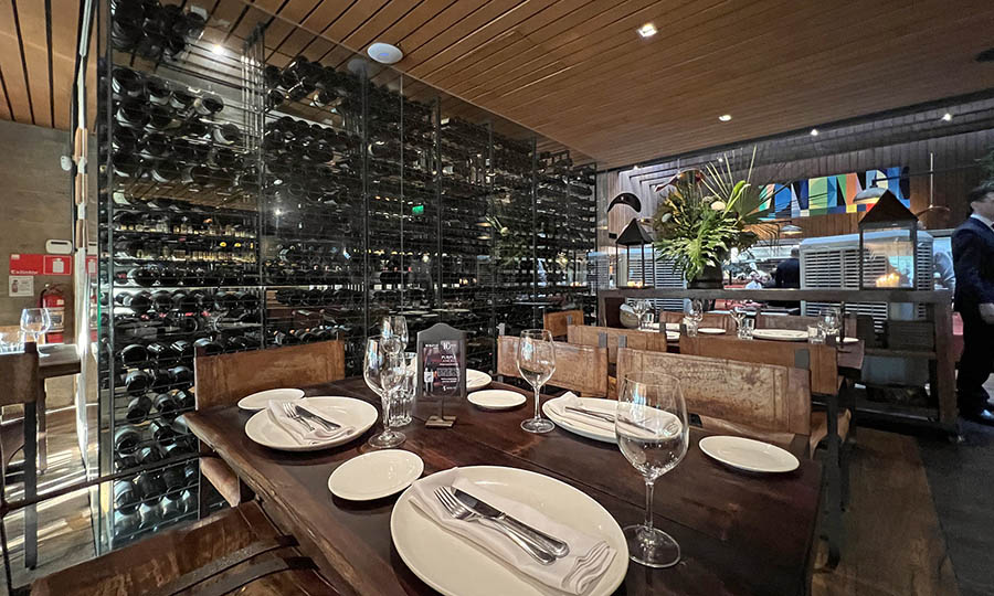 Mesas frente a la cava de vinos de Rubaiyat