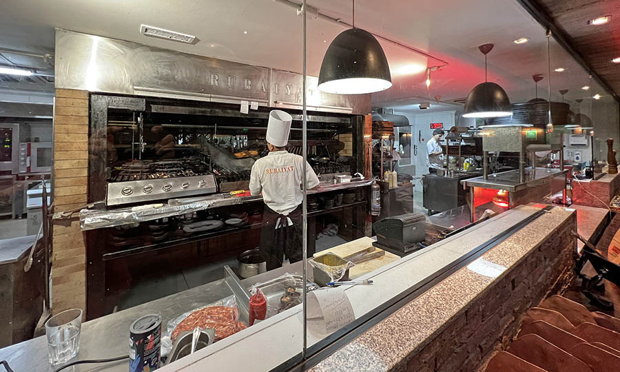 La cocina a la vista de Rubaiyat Chile
