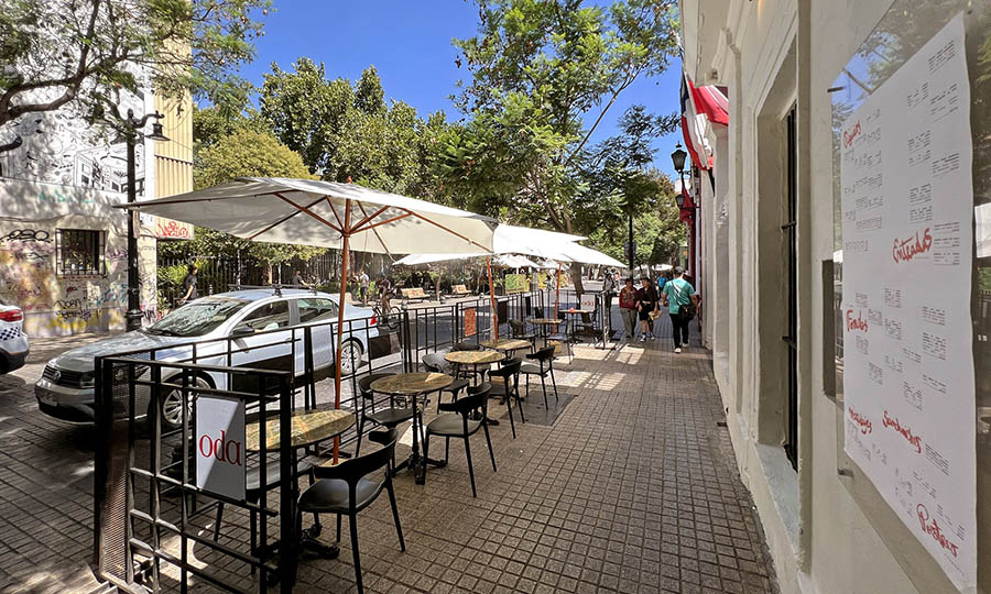 La terraza de Oda Santiago en Lastarria