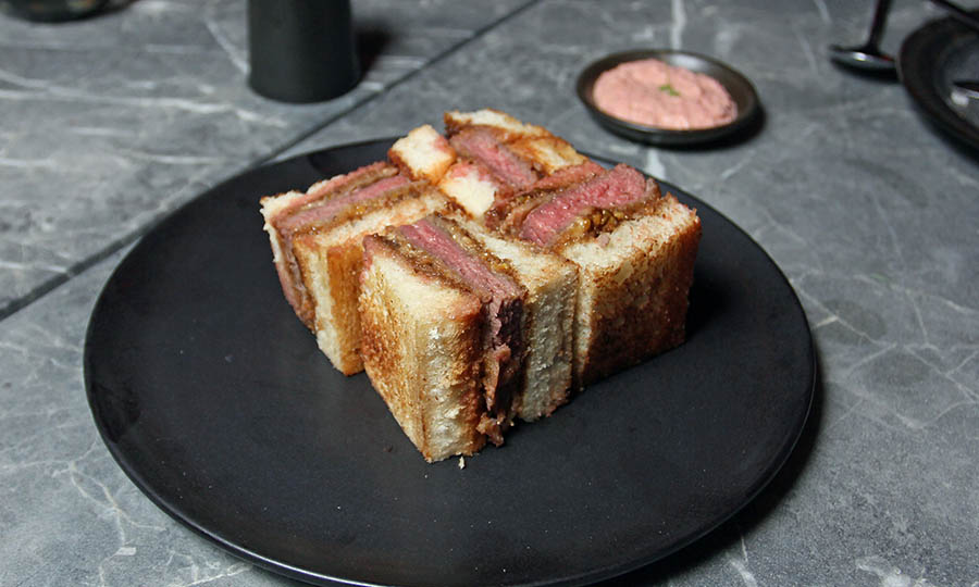 Katsu sando, con pasta de coleslow - KATO Tasty Caos