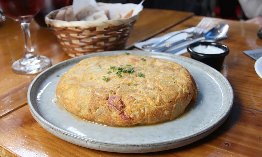 Generosa y r�stica Tortilla Espa�ola con chistorra - Ay Candela