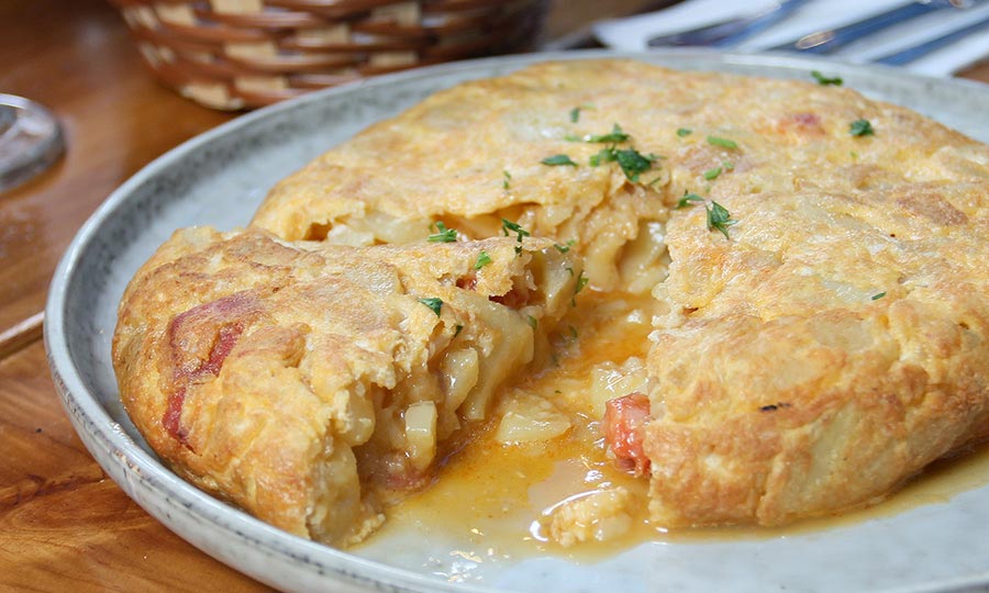 Generosa y r�stica Tortilla Espa�ola con chistorra