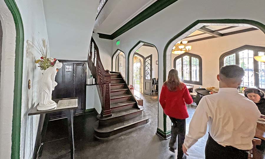 Acceso al 2� piso de La Predilecta