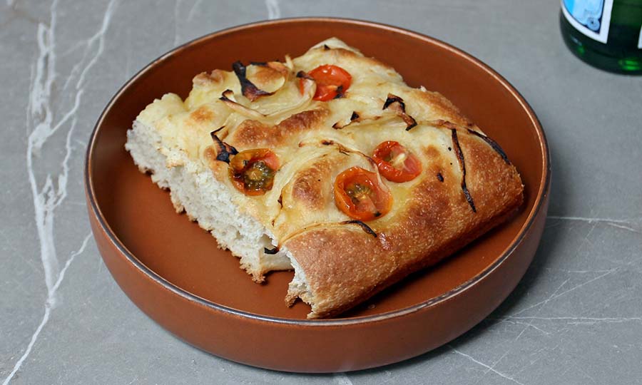Focaccia de cebolla y tomatitod - Bottega Brunapoli