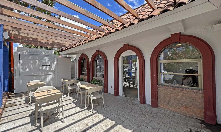 La entrada a la Bottega a un costado de Brunapoli la Reina - Bottega Brunapoli