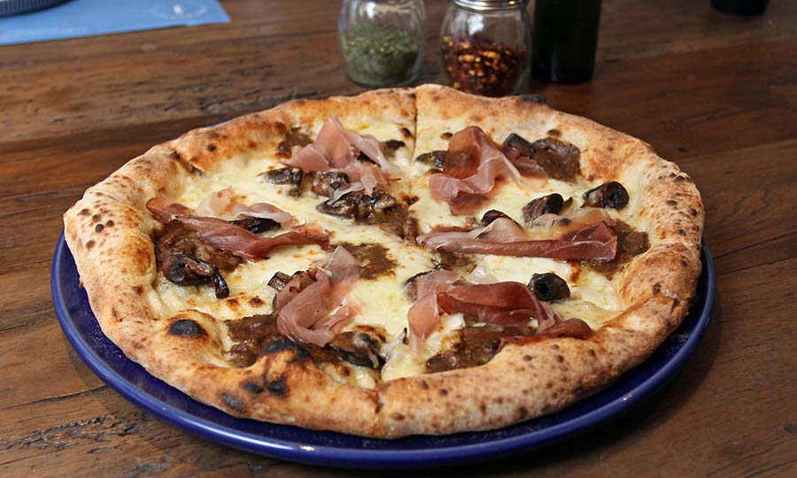 Pizza Tartufina Provolone, speck y porccini