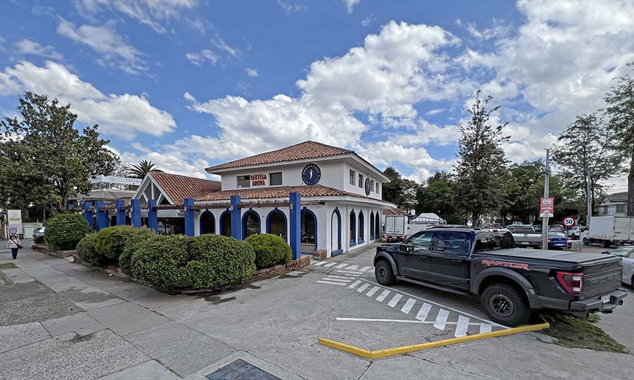 La gran fachada de Brunapoli en La Reina