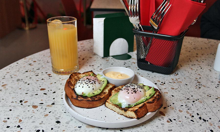 Promo Mangiare: Huevos benedictinos con Jugo Naranja