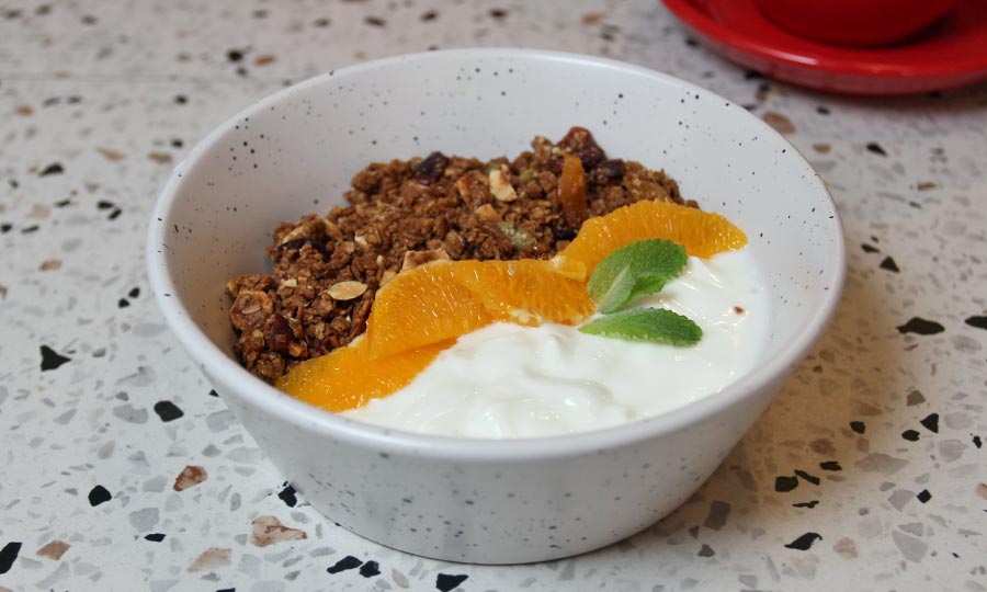 Exquisito Granola casera con yogur griego y fruta