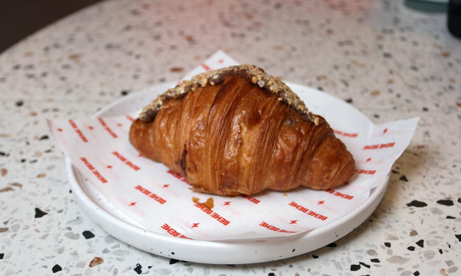 Croissant con crema de chocolate y avellanas