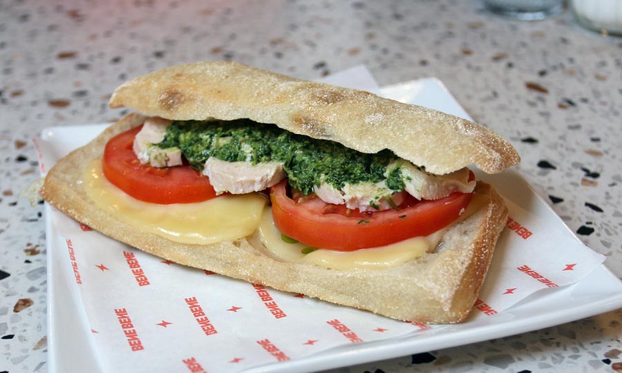 Panini caprese de pollo