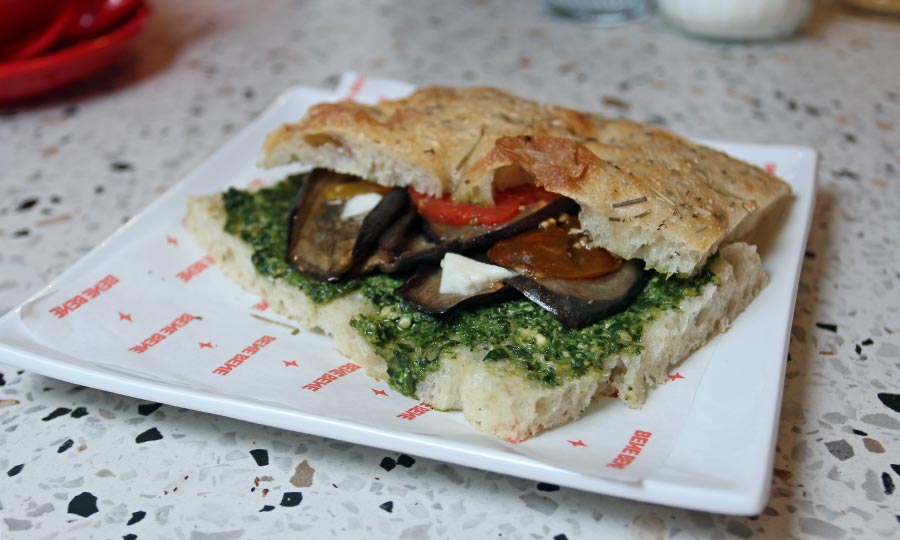 Focaccia del huerto con berenjena