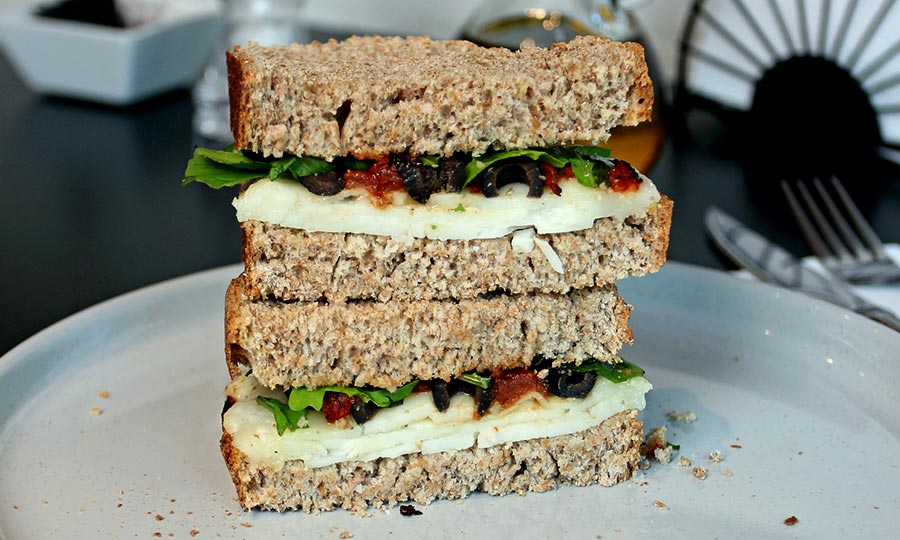 Sandwich queso de cabra en Hogaza integral - Pantiaguina Providencia