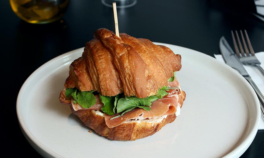 Deslumbrante S�ndwich Croissant jam�n serrano y r�cula