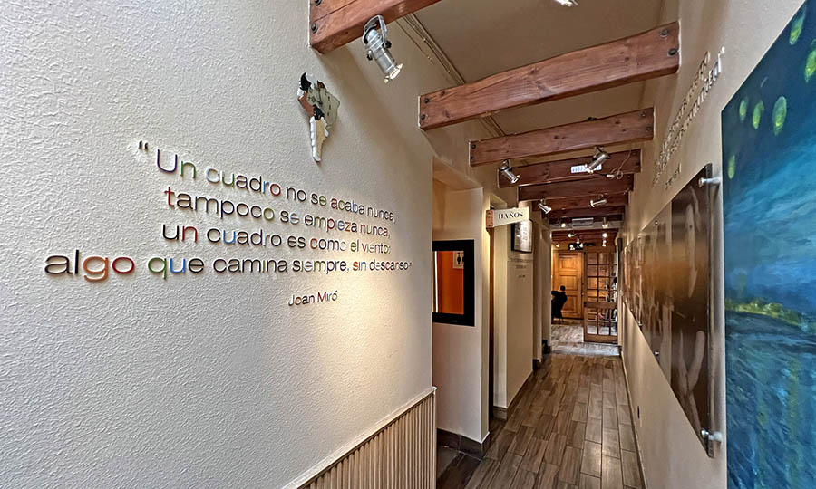 Pasillo con parte de la historia de Chilean Brunch - Chilean Brunch