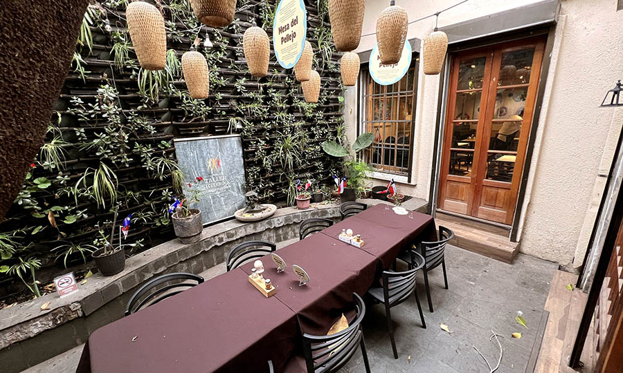 La terraz interior con la Mesa del pellejo en Chilean Brunch - Chilean Brunch