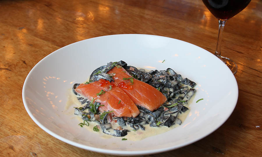 Acierto de Fetuccini con tintas calamar y sashimi de salm�n  - Barrica 94 Los Trapenses